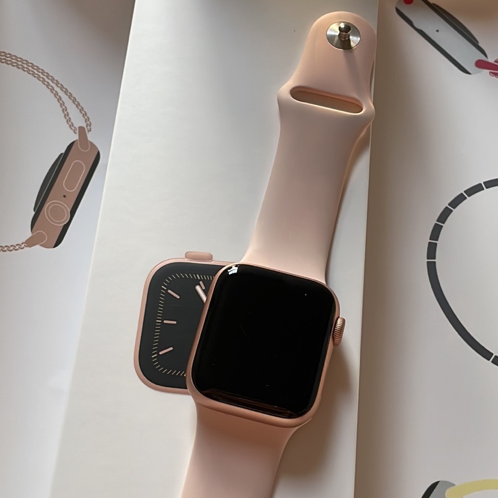 Apple Watch 5 Series 40mm Rose gold with pink/sand sports band - Picture 4 of 14